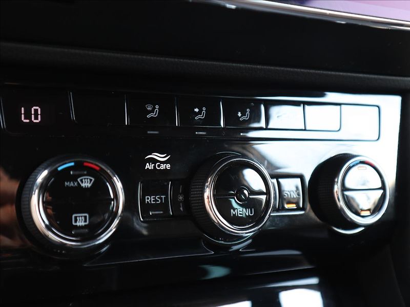 Škoda Superb 2,0 TDI SportLine Kamera ACC - fotka 26 z 36