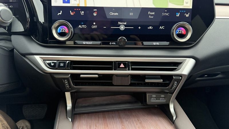 Lexus RX 450h plus 450H+ 2,5 PHEV LUXURY PANORAMI - fotka 17 z 31