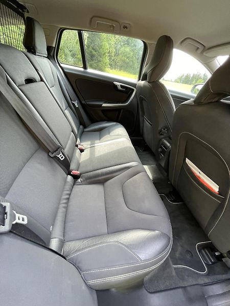 Volvo V60 (2011) Volvo V60 2,4 D5 AWD, R-Design - fotka 20 z 36