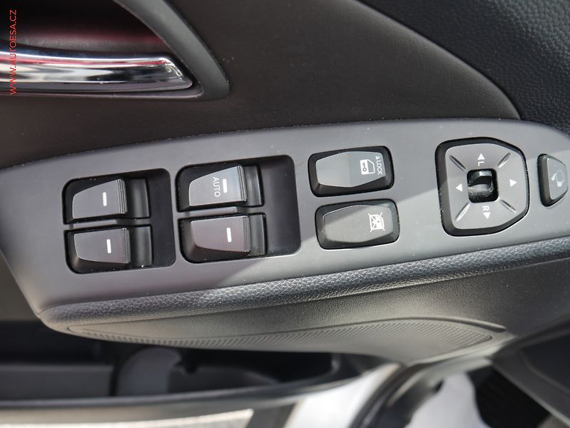 Hyundai ix35 (2012) 1.6 GDi, ČR, AC, tempo, park - fotka 12 z 18