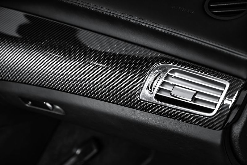 Mercedes-Benz CLS 63 AMG 4M, Designo Carbon H&K - fotka 25 z 28