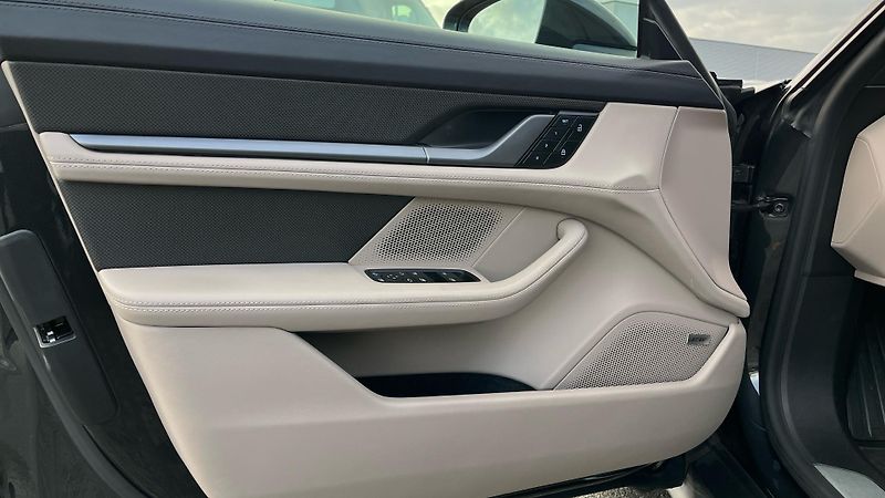 Porsche Taycan 4 Cross Turismo - fotka 21 z 30
