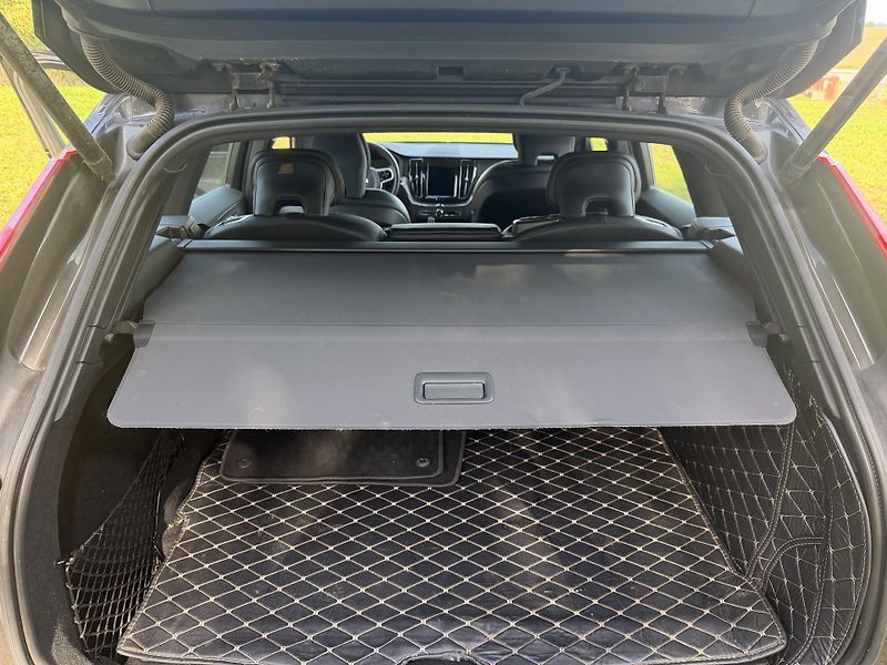 Volvo XC60 B4    R Design    ČR - fotka 17 z 31