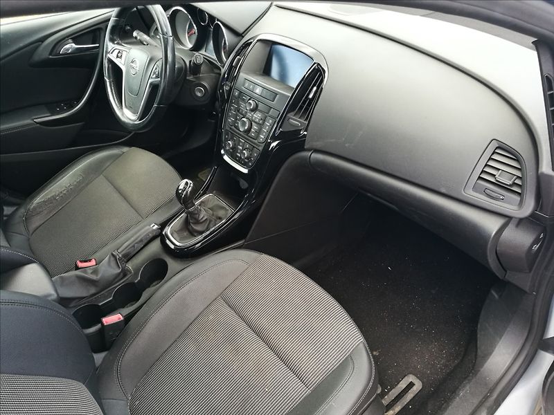 Opel Astra 1,6 CDTi kombi - fotka 10 z 15