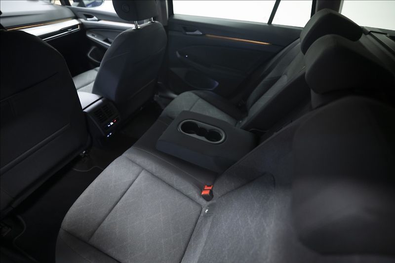 Volkswagen Golf 1,5 eTSI DSG KAMERA VÝHŘEV ČR - fotka 18 z 44