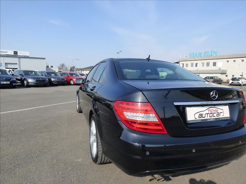 Mercedes-Benz Třídy C 2,2 CDI BlueEfficiency  180 CD - fotka 7 z 41
