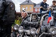Motorkáři se sjeli na žehnání v bazilice v Jablonném.