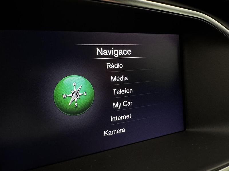 Volvo V40 T3 R-DESIGN AUT REZERVACE - fotka 38 z 47