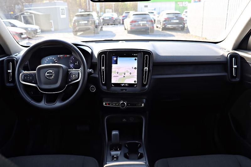 Volvo XC40 T2 Essential Kam LED DAB - fotka 8 z 18