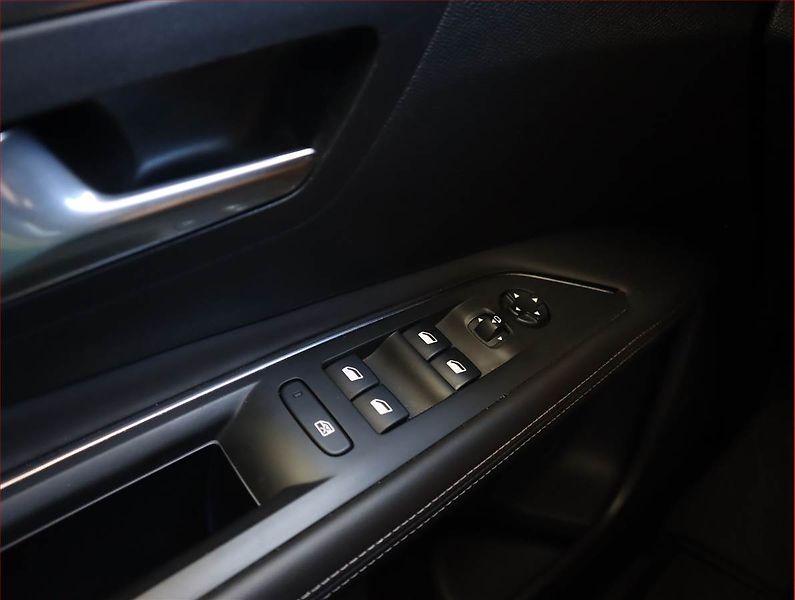 Peugeot 3008 (2018) 1.2 PureTech, Serv.kniha, Kůže - fotka 20 z 23
