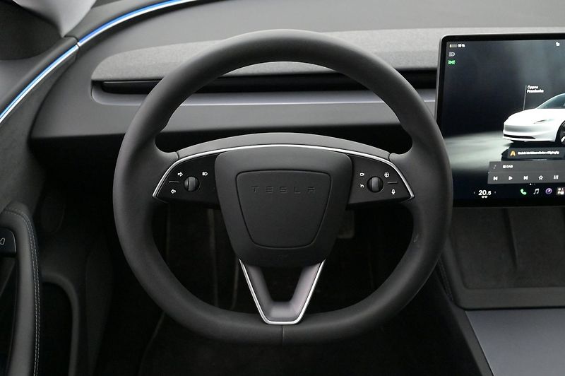 Tesla Model 3 Long Range AWD Highland - fotka 6 z 23