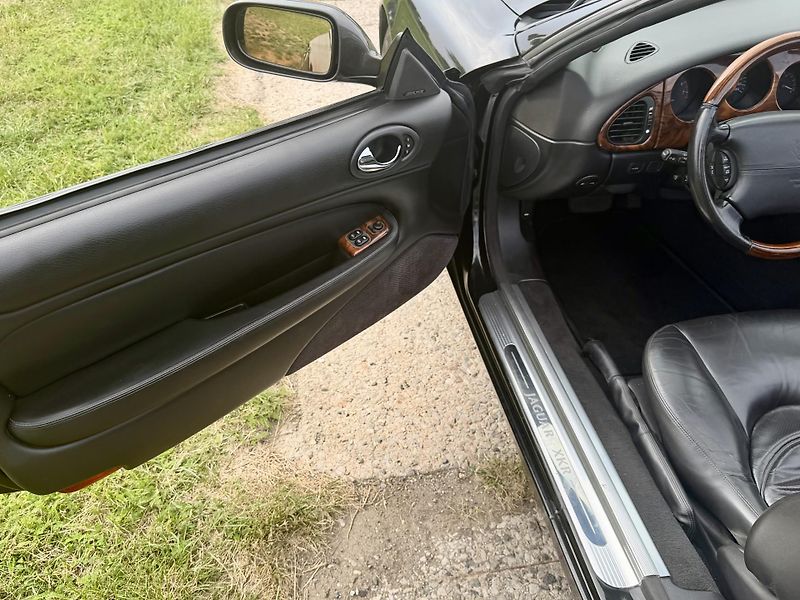Jaguar XKR (2000) 4.0 V8 Supercharged Kabriolet  - fotka 22 z 30