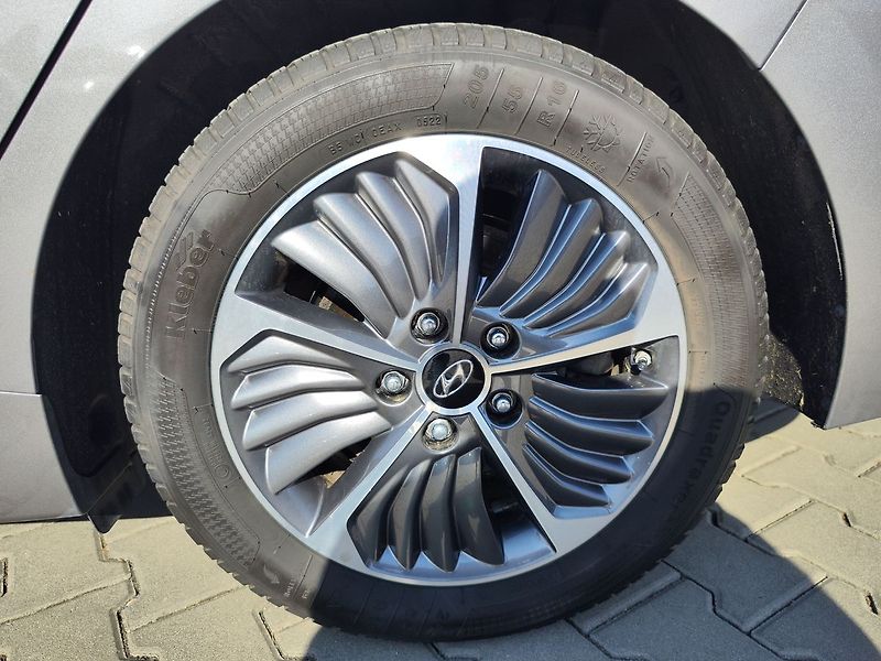 Hyundai Ioniq 1.6 GDI/104kW MY20 Style PHEV - fotka 34 z 37