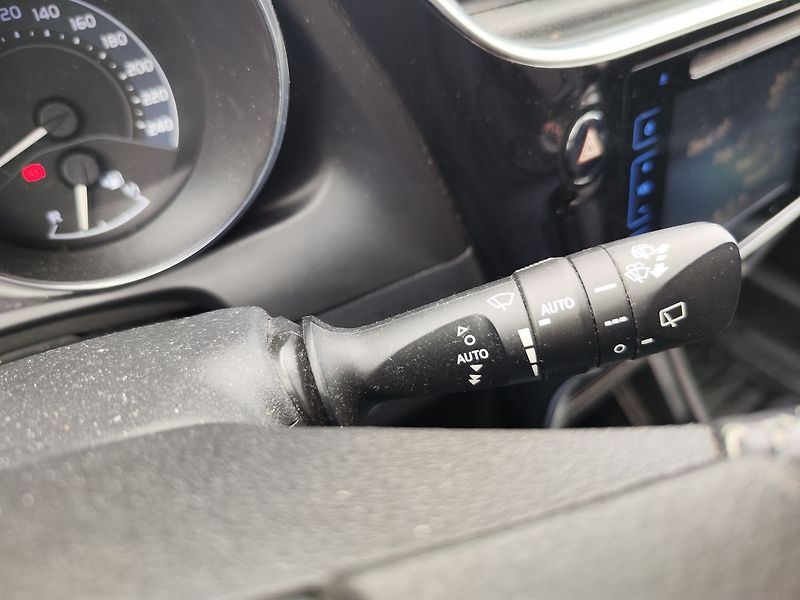 Toyota Auris 1.6 D-4D/82kW Executive ČR - fotka 25 z 30