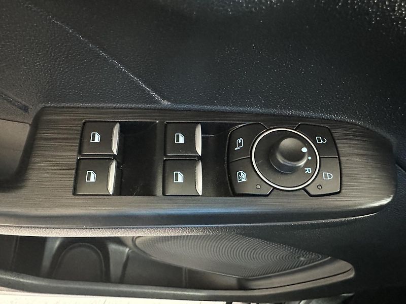 Ford Kuga Titanium X 2.5i HEV 190k aut - fotka 21 z 39