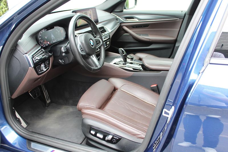 BMW Řada 5 M550i xDrive Sedan - fotka 11 z 28