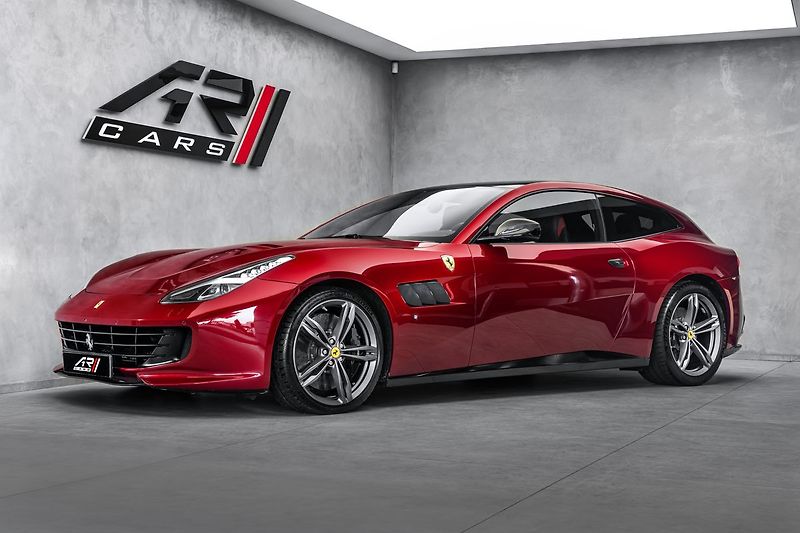 Ferrari GTC4 Lusso - fotka 1 z 31