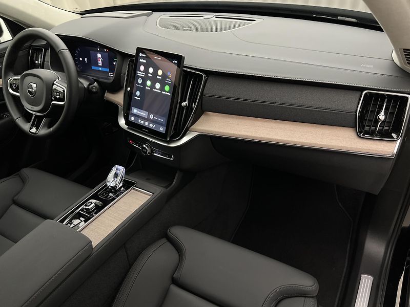 Volvo XC90 T8 AWD RECH. ULTRA DARK 7 MÍST - fotka 25 z 49