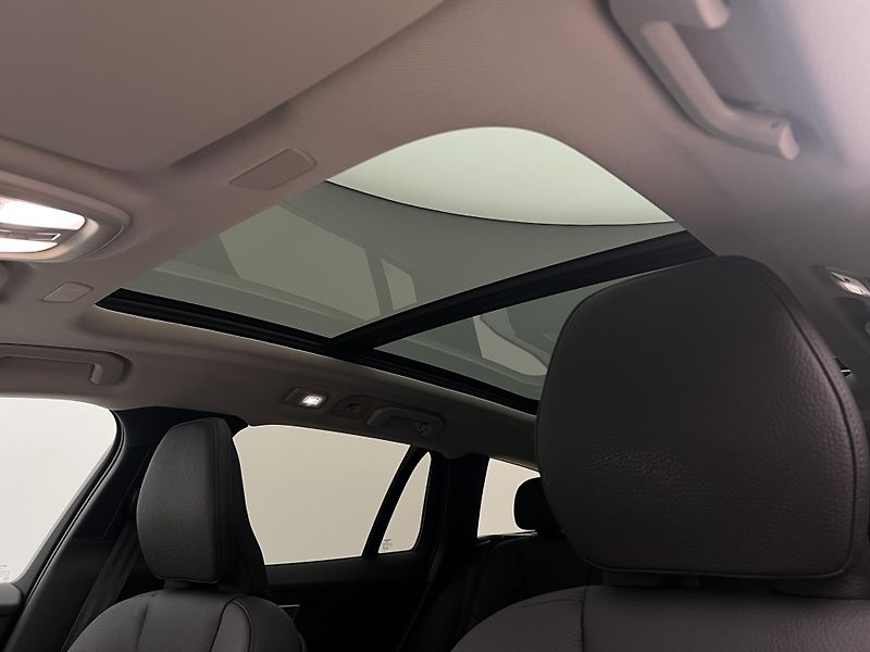 Volvo V60 B4 DARK PLUS AUT - fotka 17 z 45