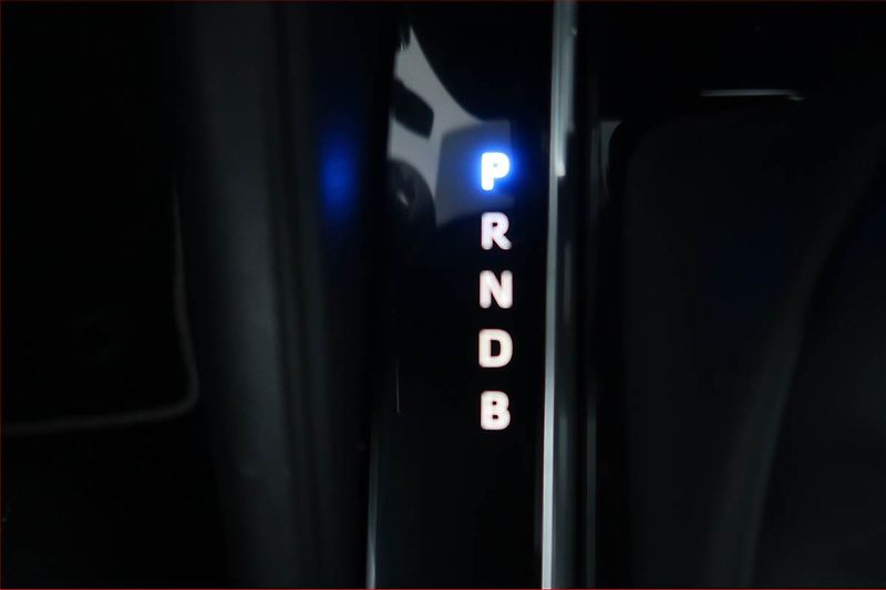 Toyota Corolla (2021) 1.8 Hybrid - fotka 13 z 20