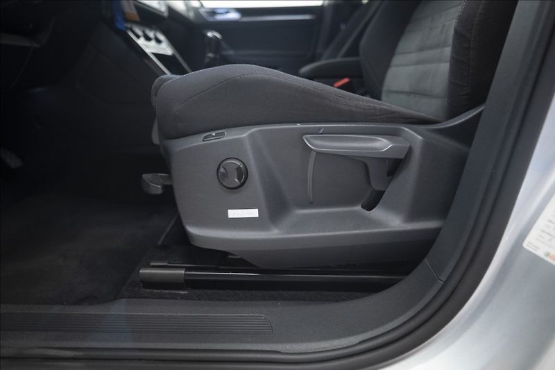 Volkswagen Touran 2,0 TDI MASÁŽ KAMERA VÝHŘEV ČR - fotka 20 z 39