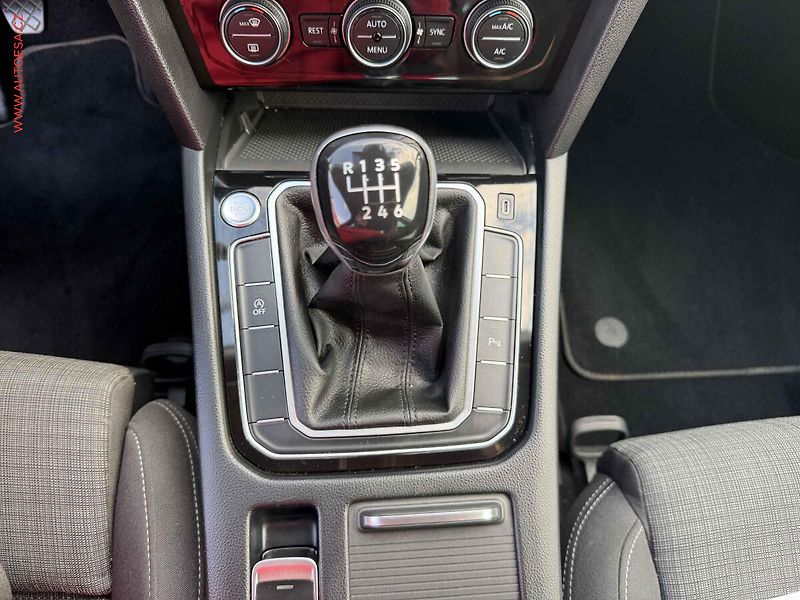 Volkswagen Passat (2019) 1.5 TSi, ČR, AC, tempo, park - fotka 16 z 18