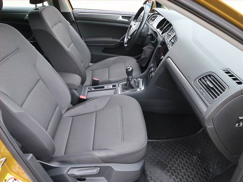 Volkswagen Golf (2019) 1.0 TSI, Serv.kniha, Tempomat - fotka 9 z 17