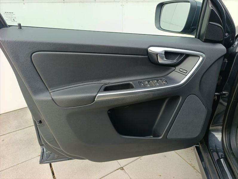 Volvo XC60 2,4 D4 Automat.4x4,Navi,Kůže, - fotka 12 z 32