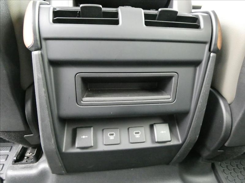 Land Rover Defender 3,0 D250 110 SE,1.maj,ČR,tažné - fotka 20 z 39