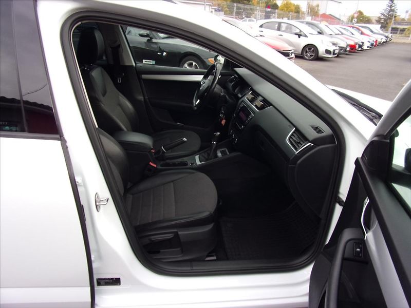 Škoda Octavia 2,0 TDI Style 110kW  Combi - fotka 9 z 26