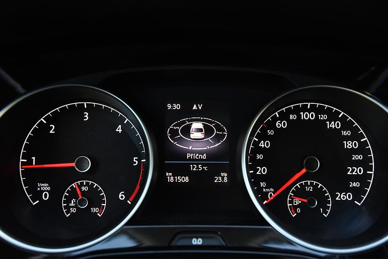 Volkswagen Touran 1.6 TDi 6st COMFORTLINE,7 MÍST - fotka 16 z 50