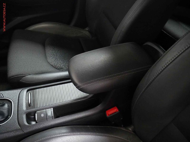 Hyundai i30 (2017) 1.5 T-GDI, ČR, DSG, LED - fotka 25 z 27