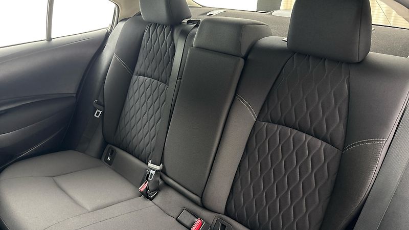 Toyota Corolla 1.8 Hybrid AUT Active Sedan - fotka 16 z 24