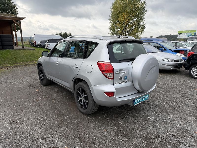 Toyota RAV4 2.2 D4-D 4x4 KLIMA  REZERVACE - fotka 8 z 23