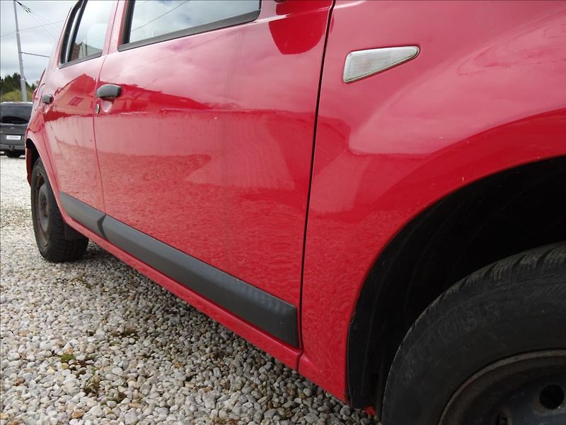 Dacia Sandero 1,4i 55kW - fotka 10 z 39