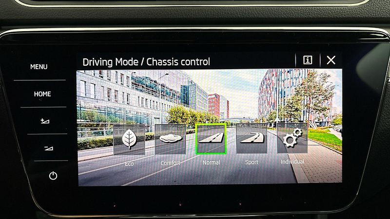 Škoda Superb 2.0 TDI DSG L&K Combi - fotka 34 z 35