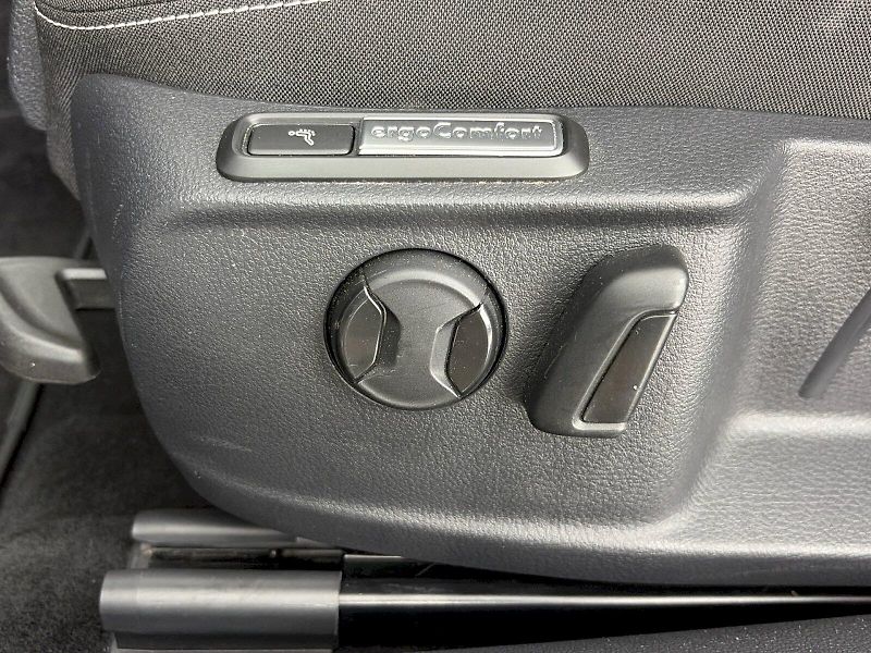 Volkswagen Passat (2023) Business 2.0 TSI 140kW DSG - fotka 29 z 35