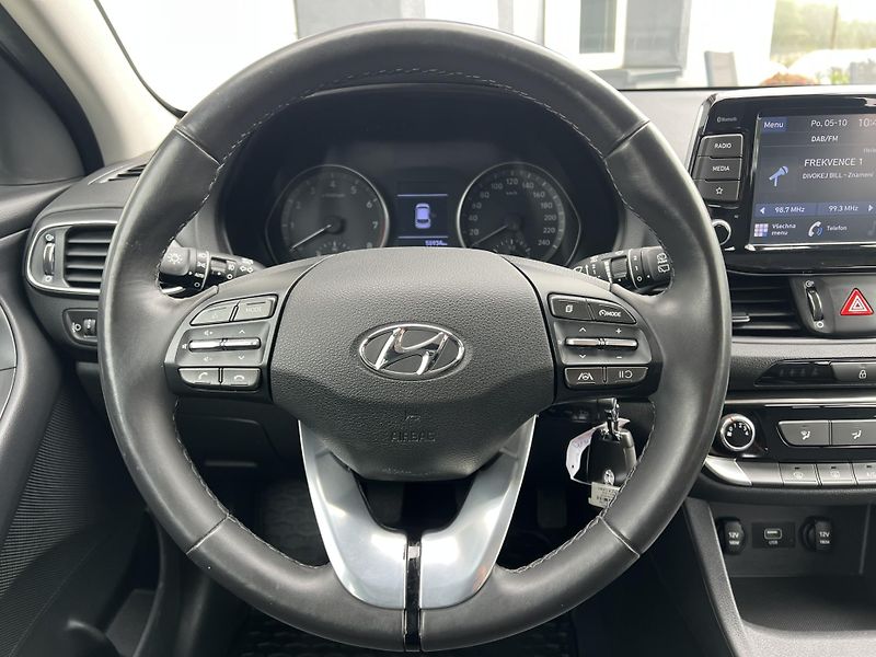 Hyundai i30 (2023) 1.5i KAMERA 1.MAJITEL ČR - fotka 12 z 20