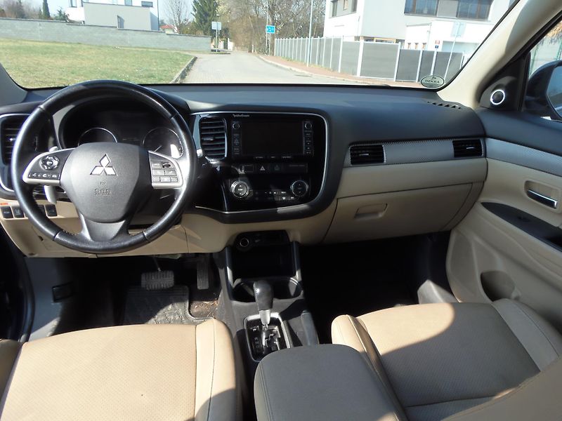 Mitsubishi Outlander (2013) 2.2 Di-D 4x4 AUTOMAT tažné - fotka 10 z 23