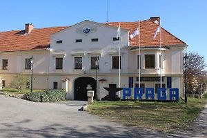 Vystěhovávání vozů pana Příhody z muzea Praga ve Zbuzanech