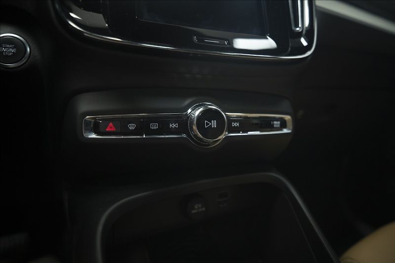 Volvo XC40 2,0 D4 AWD NAVI KAMERA TAŽNÉ - fotka 26 z 46