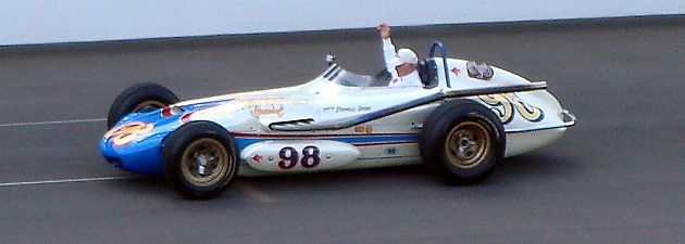 Parnelli Jones za volantem svého vozu při spanilé jízdě na Indy500 v roce 2012., zdroj: Wikimedia Commons, Chuck Carroll
