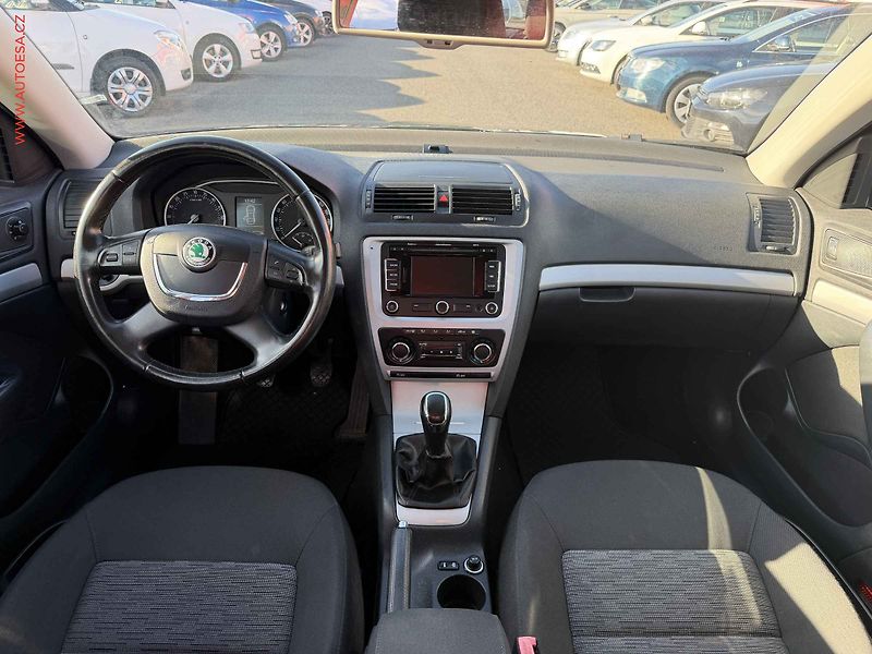 Škoda Octavia (2012) 1.6 TDi, AC, výhřev sed - fotka 8 z 18