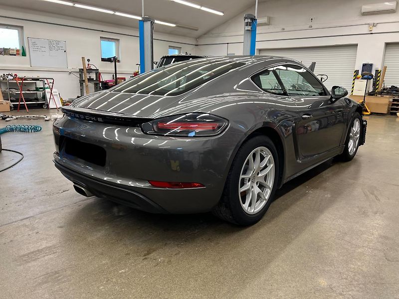 Porsche 718 Cayman 2.0 220kW - fotka 9 z 18