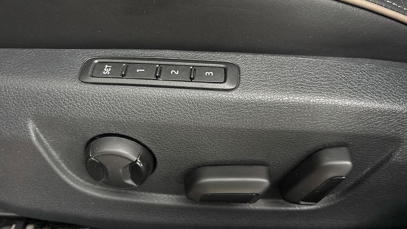 Škoda Superb 2.0 TDI DSG 4x4 Scout Combi - fotka 22 z 34