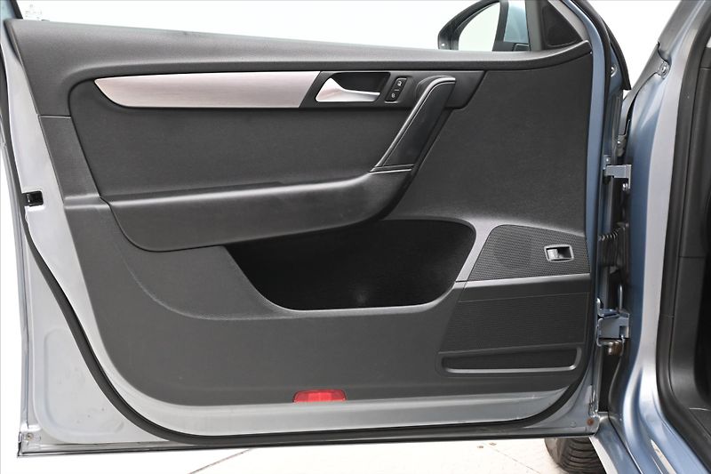 Volkswagen Passat 2,0 TDI 103kW DSG Nová STK - fotka 23 z 29