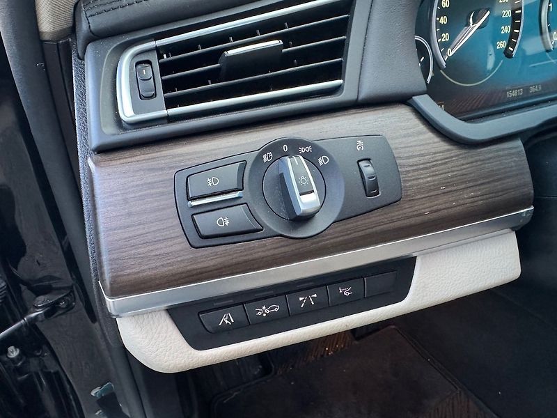 BMW Řada 7 (2012) 740 D XDRIVE 225kW - fotka 10 z 40