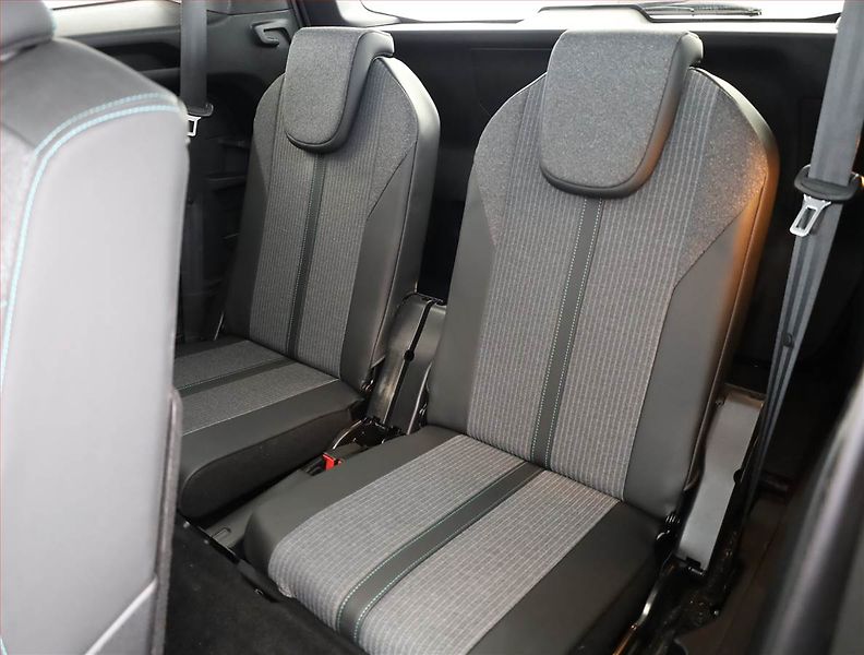 Peugeot 5008 (2021) 1.5 BlueHDi, Automat, 7 míst - fotka 16 z 19
