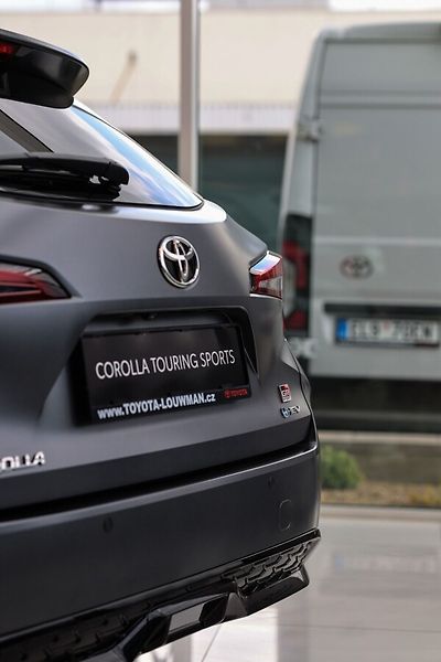 Toyota Corolla 2.0L HEV 178 - 4x2 TS GR SPORT - fotka 4 z 7