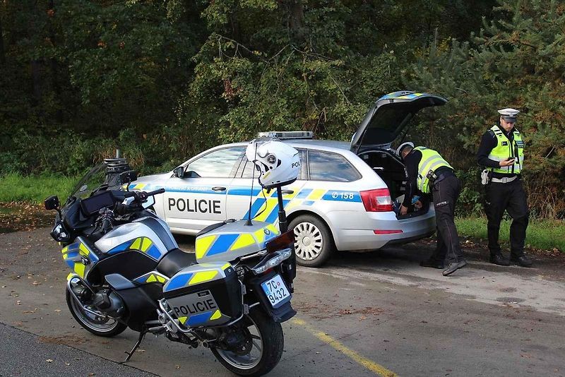 Do jihočeského měření emisí a kontrol u hotelu Sloup na silnici I/3 (bývalá E55) se zapojili policisté krajské dopravní policie, z dálničního oddělení Borek a táborští dopraváci. Vozidla se řidiči naváděli také z blízké dálnice D3.